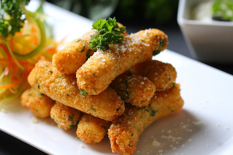 Golden crispy Mozzarella Sticks with marinara sauce